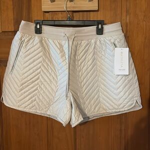 NWT Athleta Cream Quilted Apres Ski Short.  Size 4